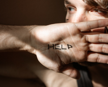 Cilvēku tirdzniecība Latvijā: vervētājus pienācīgi nesoda; riska zona – bērnunami