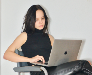 Drošības ABC: kas ir tehnoloģijās balstīta seksuālā vardarbība, un kur meklēt palīdzību